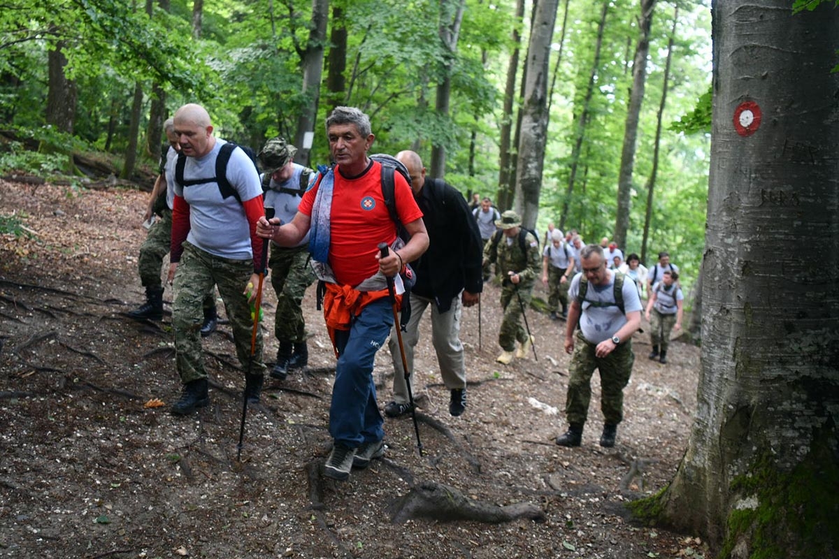 https://www.morh.hr/wp-content/gallery/hrvatska-vojska-sa-sljemena-poslala-poruku-sretno-vatreni/hodnja_medvednica_osrh_15062018_17.jpg