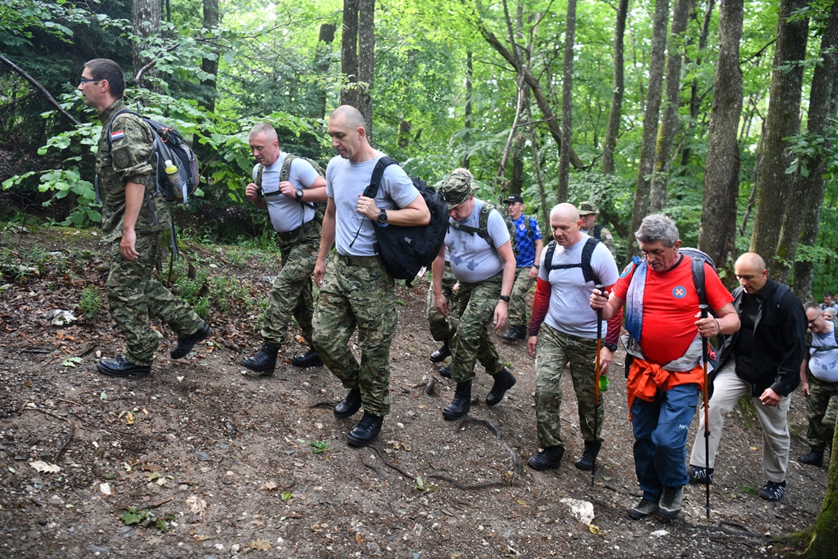 https://www.morh.hr/wp-content/gallery/hrvatska-vojska-sa-sljemena-poslala-poruku-sretno-vatreni/hodnja_medvednica_osrh_15062018_18.jpg