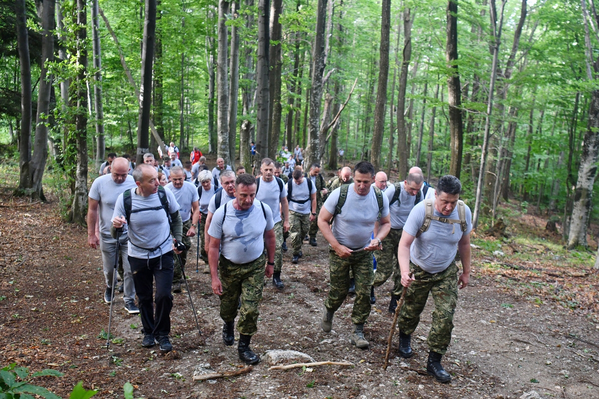 https://www.morh.hr/wp-content/gallery/hrvatska-vojska-sa-sljemena-poslala-poruku-sretno-vatreni/hodnja_medvednica_osrh_15062018_22.jpg