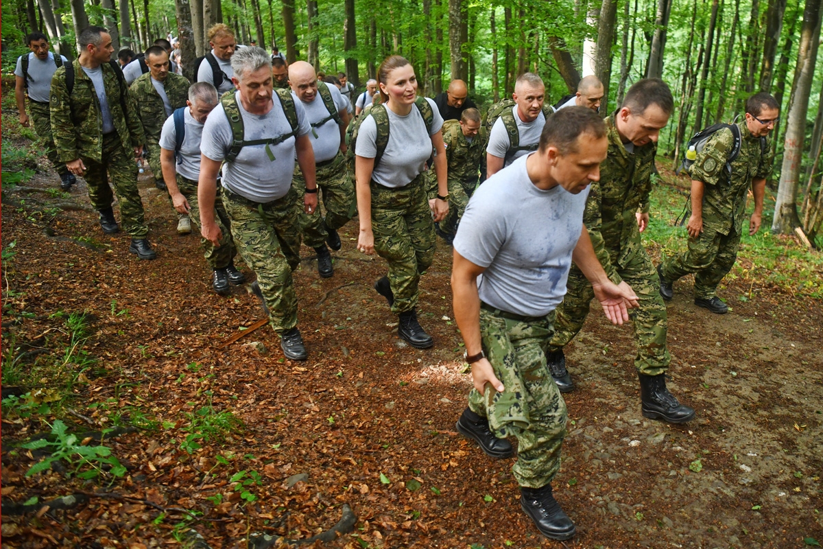 https://www.morh.hr/wp-content/gallery/hrvatska-vojska-sa-sljemena-poslala-poruku-sretno-vatreni/hodnja_medvednica_osrh_15062018_23.jpg