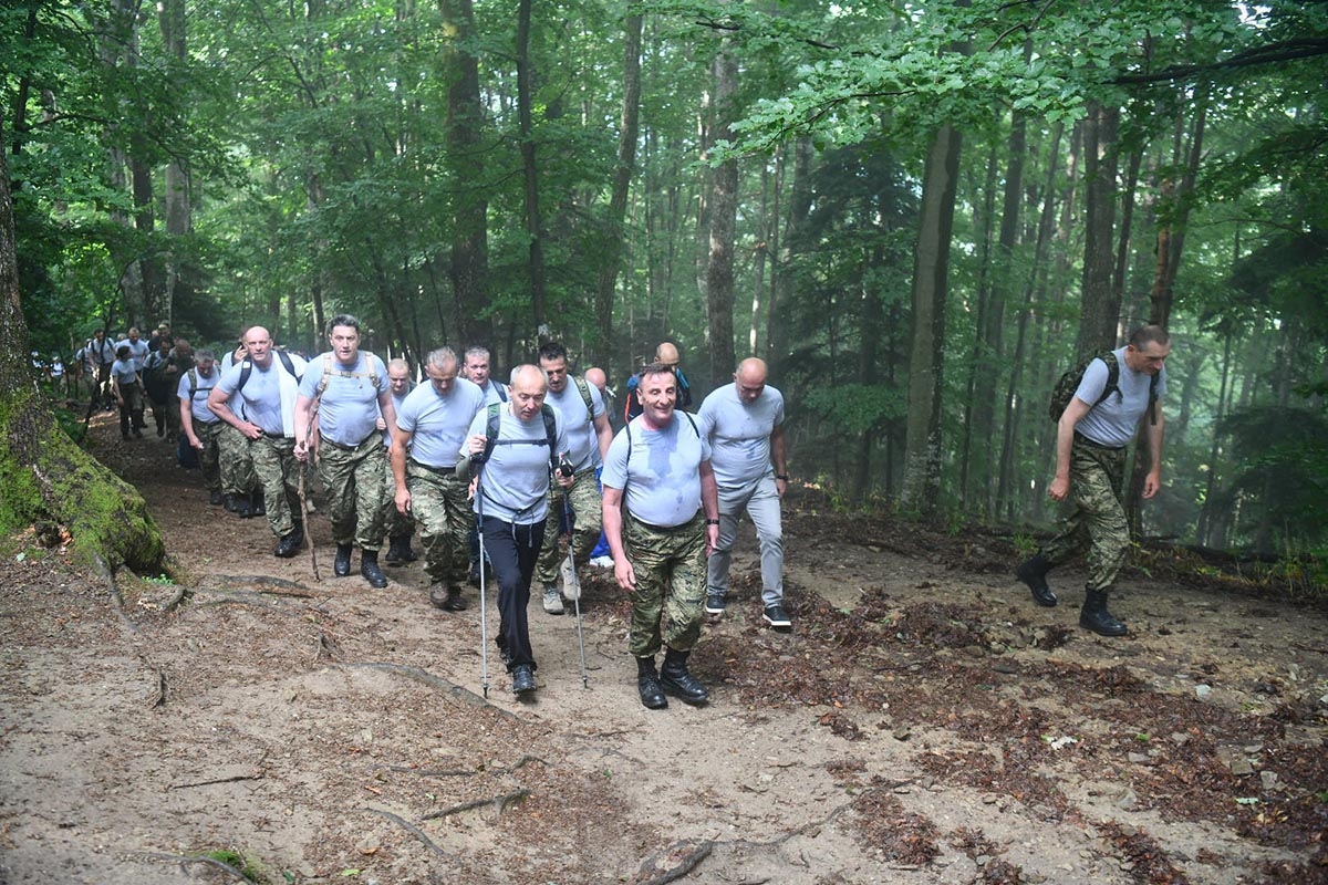 https://www.morh.hr/wp-content/gallery/hrvatska-vojska-sa-sljemena-poslala-poruku-sretno-vatreni/hodnja_medvednica_osrh_15062018_25.jpg
