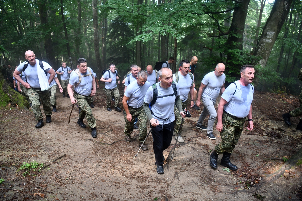https://www.morh.hr/wp-content/gallery/hrvatska-vojska-sa-sljemena-poslala-poruku-sretno-vatreni/hodnja_medvednica_osrh_15062018_26.jpg
