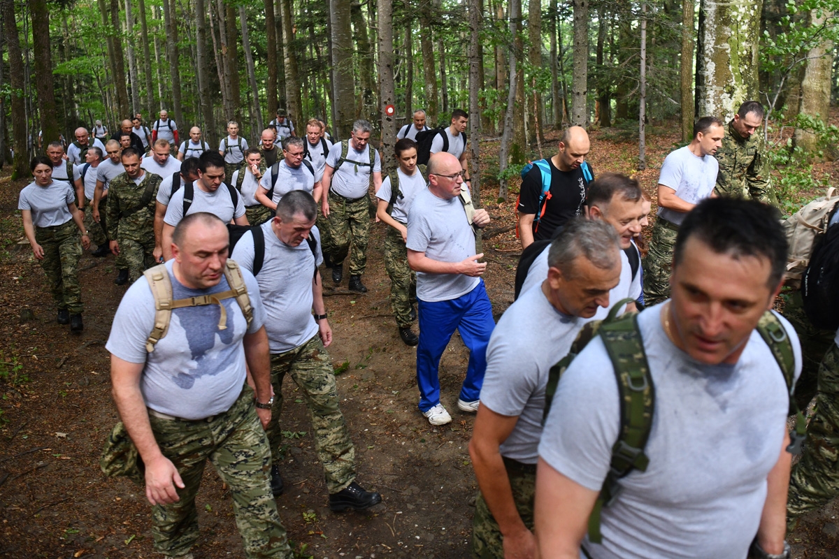 https://www.morh.hr/wp-content/gallery/hrvatska-vojska-sa-sljemena-poslala-poruku-sretno-vatreni/hodnja_medvednica_osrh_15062018_27.jpg