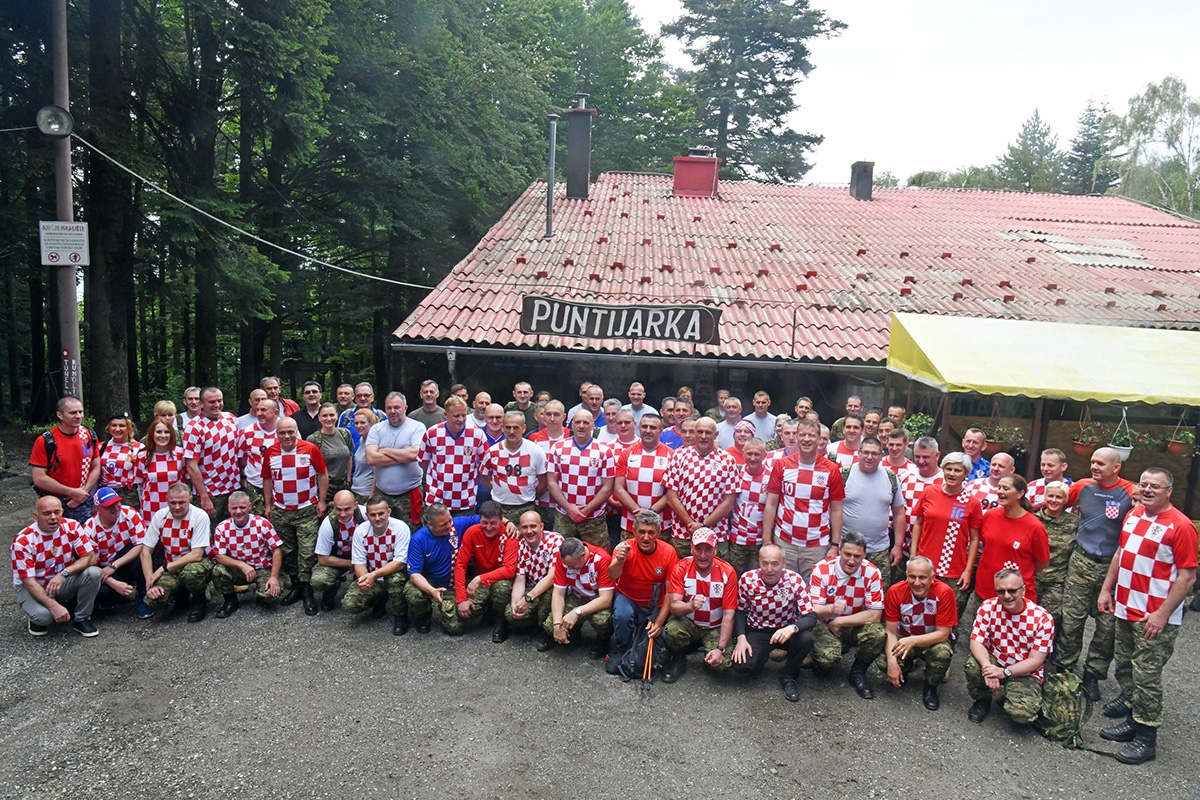 https://www.morh.hr/wp-content/gallery/hrvatska-vojska-sa-sljemena-poslala-poruku-sretno-vatreni/hodnja_medvednica_osrh_15062018_29.jpg