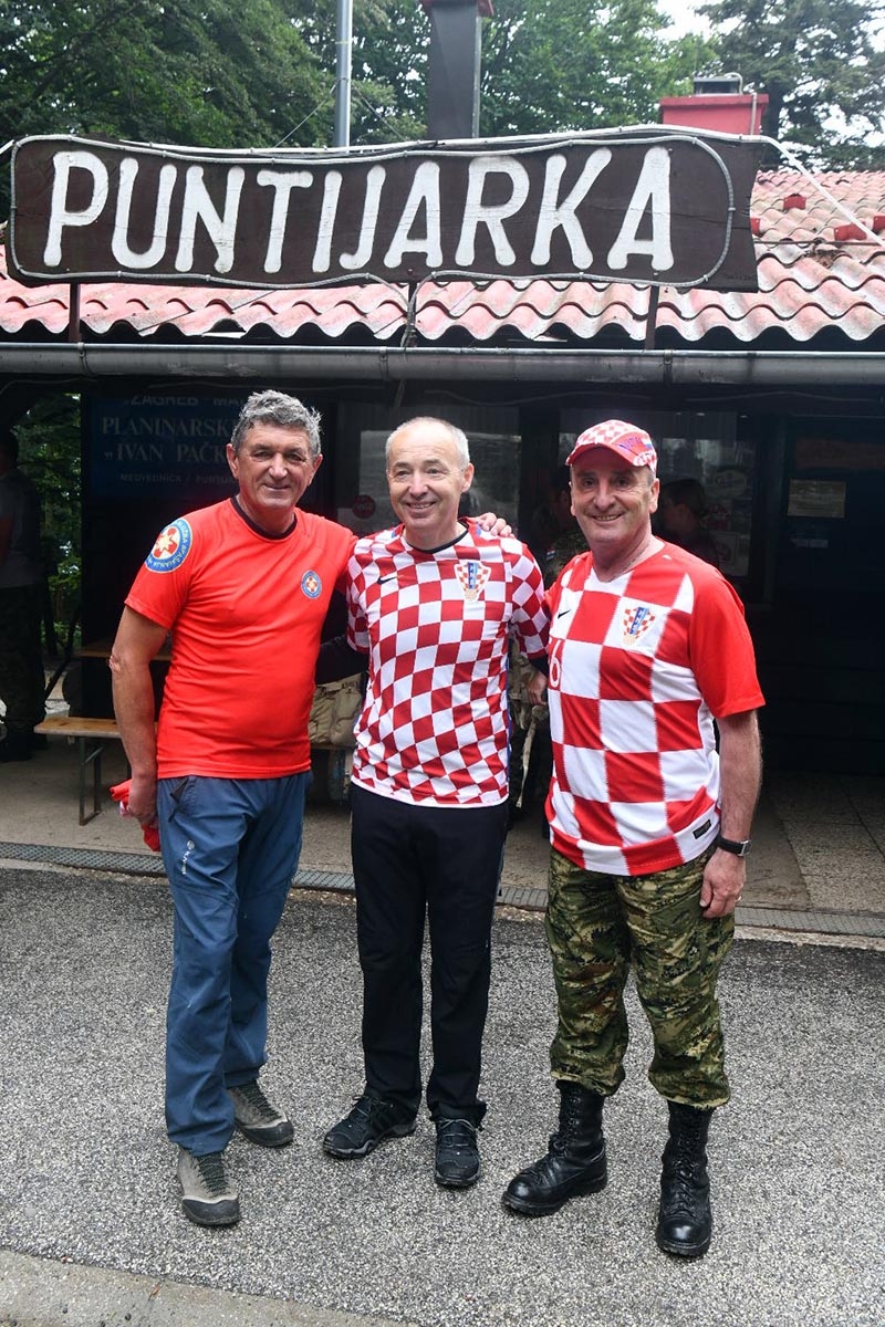 https://www.morh.hr/wp-content/gallery/hrvatska-vojska-sa-sljemena-poslala-poruku-sretno-vatreni/hodnja_medvednica_osrh_15062018_30.jpg