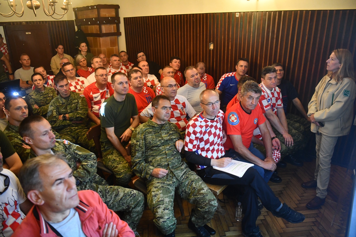 https://www.morh.hr/wp-content/gallery/hrvatska-vojska-sa-sljemena-poslala-poruku-sretno-vatreni/hodnja_medvednica_osrh_15062018_31.jpg