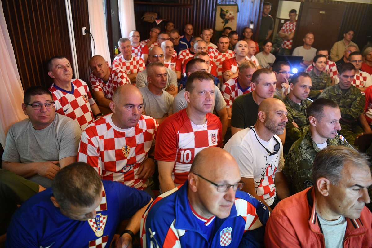 https://www.morh.hr/wp-content/gallery/hrvatska-vojska-sa-sljemena-poslala-poruku-sretno-vatreni/hodnja_medvednica_osrh_15062018_32.jpg