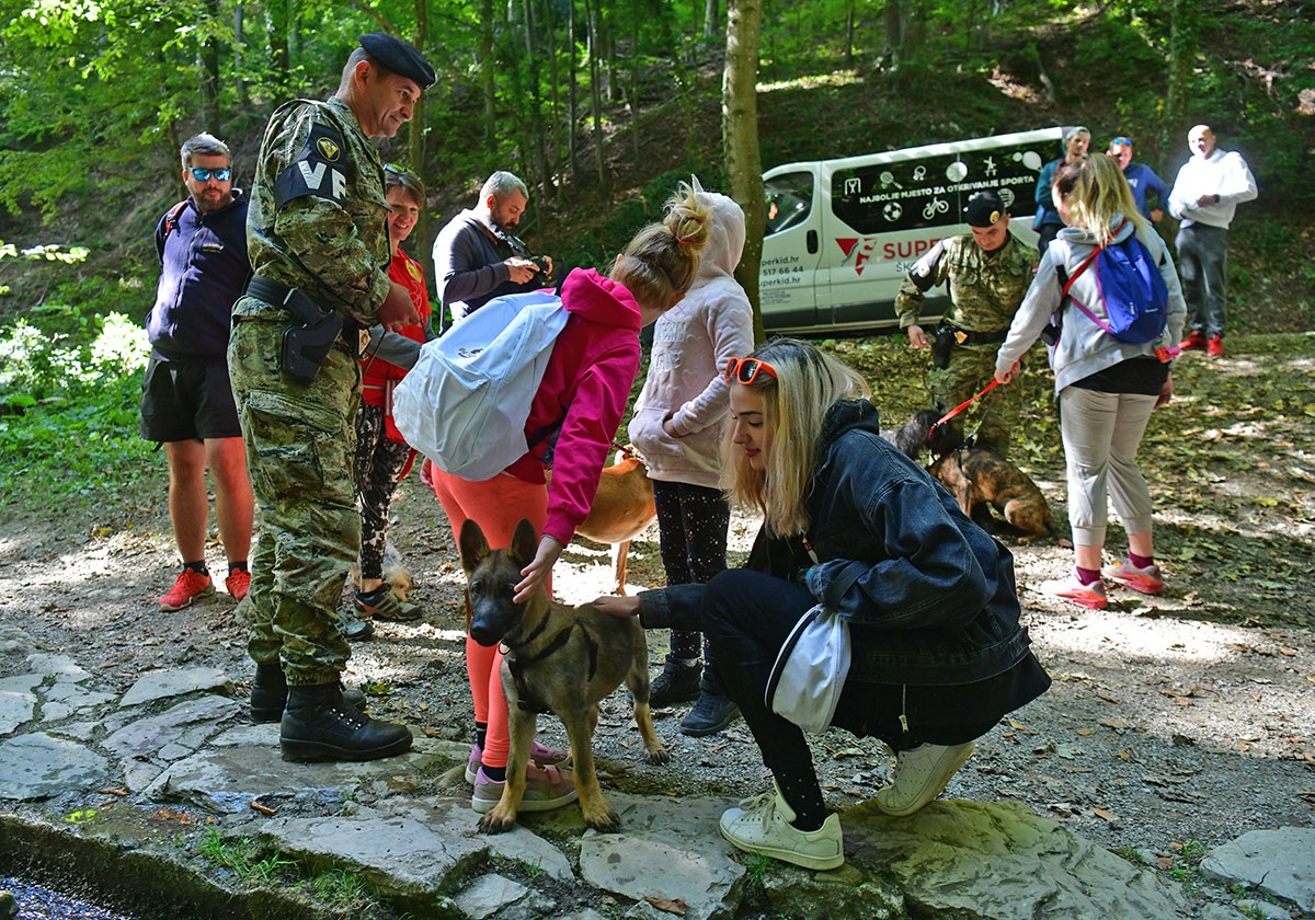 https://www.morh.hr/wp-content/gallery/hrvatska-vojska-sa-sluzbenim-psima-u-humanitarnoj-utrci-na-medvednici/pet_tracing_21092019_16.jpg