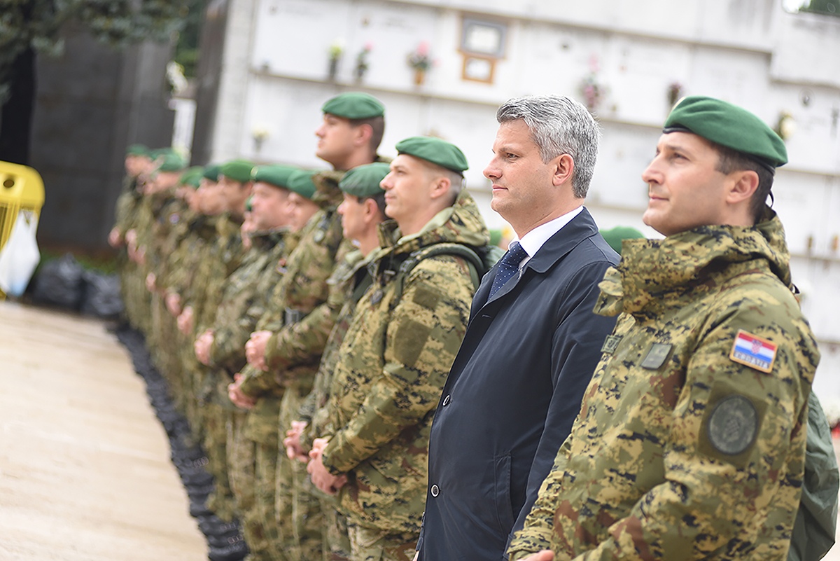 https://www.morh.hr/wp-content/gallery/hrvatska-vojska-stigla-u-pulu-u-povijest-ulaze-odlucni/pula_13112019_06.jpg