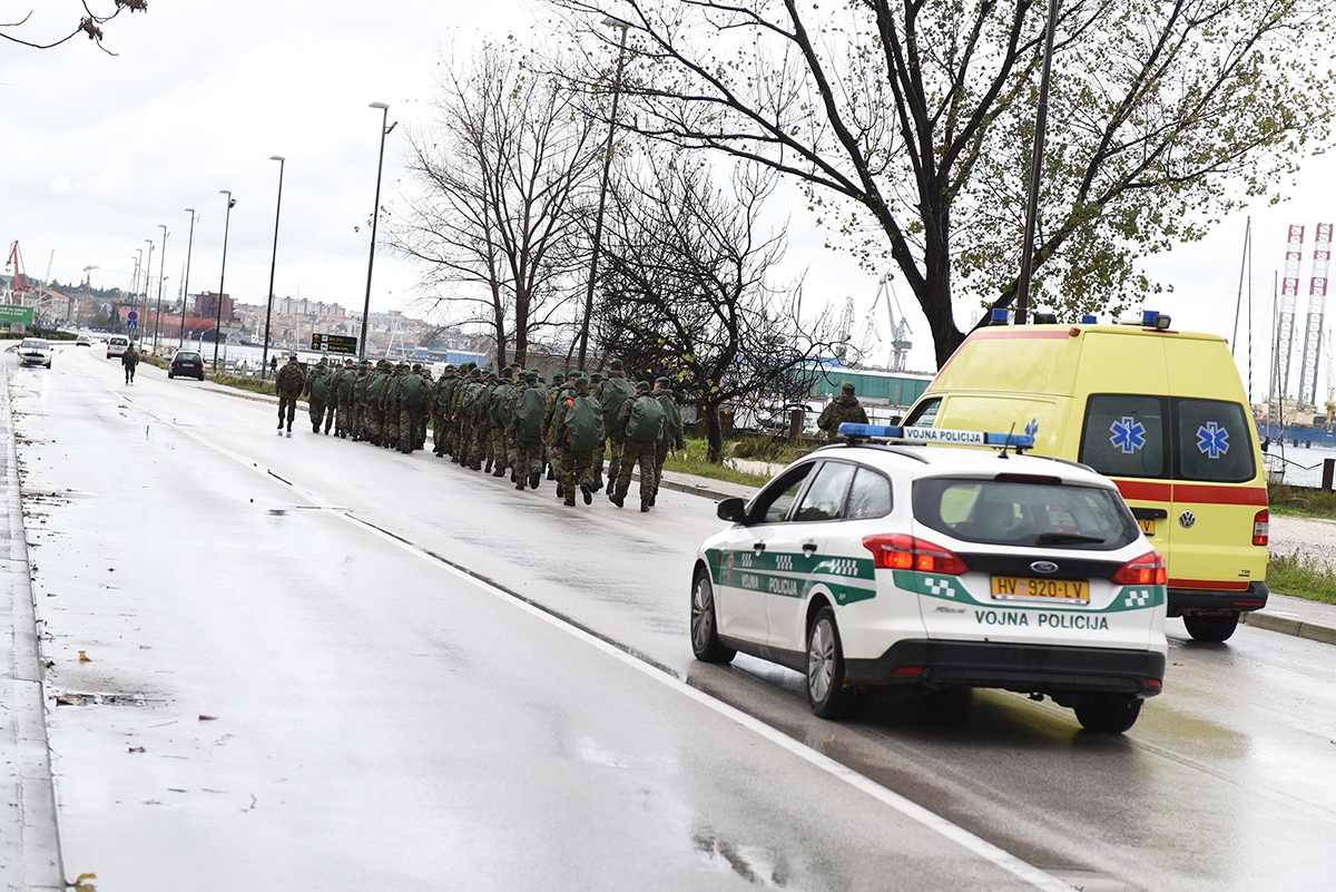 https://www.morh.hr/wp-content/gallery/hrvatska-vojska-stigla-u-pulu-u-povijest-ulaze-odlucni/pula_13112019_20.jpg