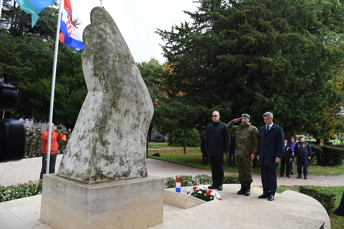 https://www.morh.hr/wp-content/gallery/hrvatska-vojska-stigla-u-pulu-u-povijest-ulaze-odlucni/pula_13112019_22.jpg