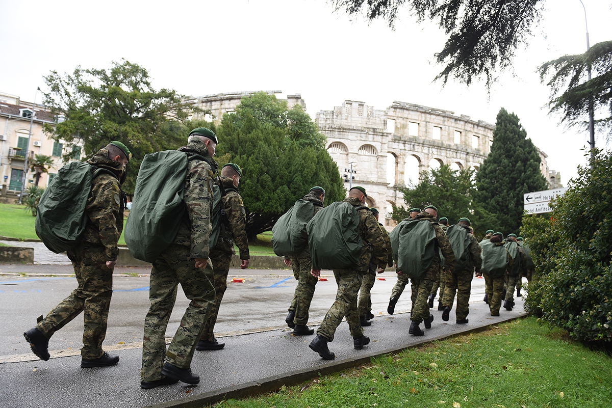 https://www.morh.hr/wp-content/gallery/hrvatska-vojska-stigla-u-pulu-u-povijest-ulaze-odlucni/pula_13112019_25.jpg