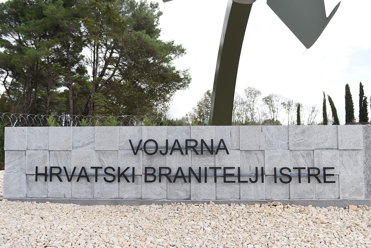 https://www.morh.hr/wp-content/gallery/hrvatska-vojska-stigla-u-pulu-u-povijest-ulaze-odlucni/pula_13112019_36.jpg