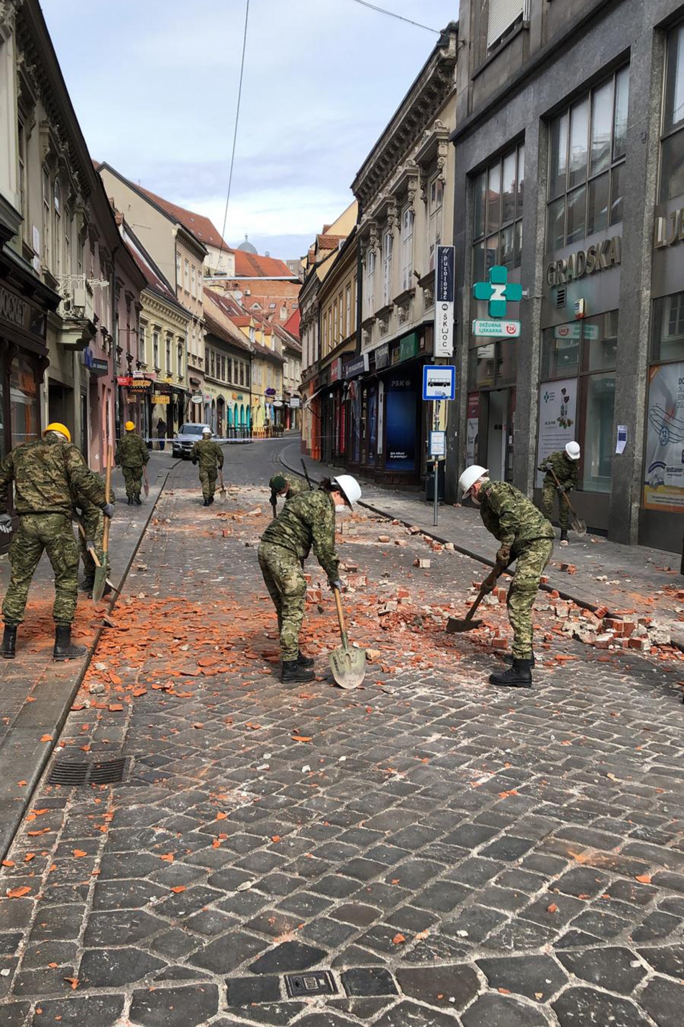https://www.morh.hr/wp-content/gallery/hrvatska-vojska-u-pomoci-zagrebu-u-sanaciji-posljedica-potresa/20200322-potres-zg-01.jpg