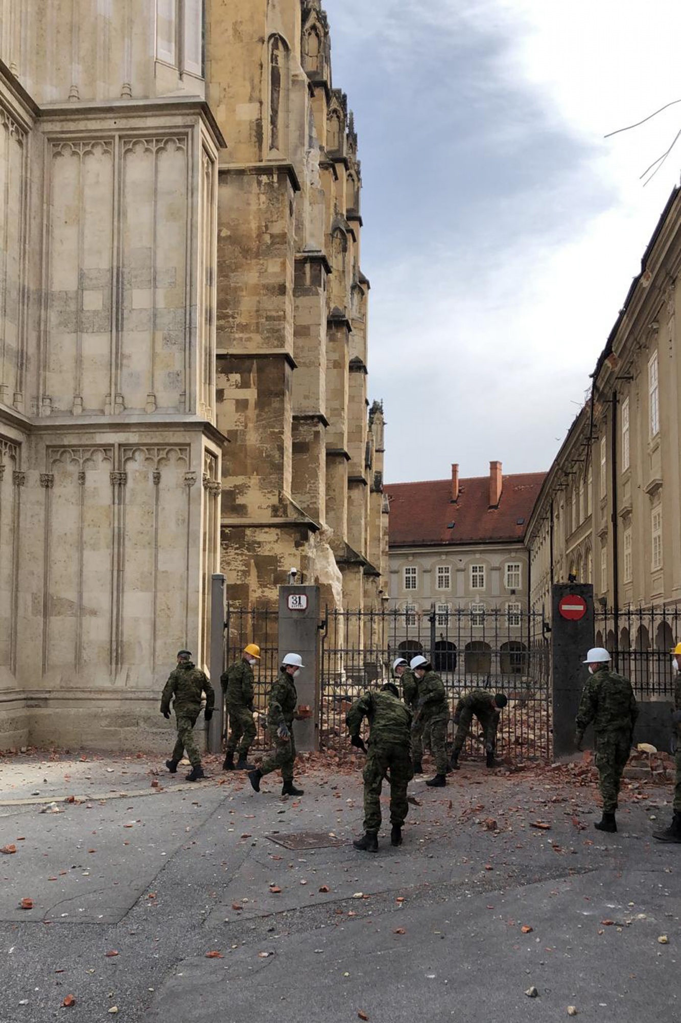 https://www.morh.hr/wp-content/gallery/hrvatska-vojska-u-pomoci-zagrebu-u-sanaciji-posljedica-potresa/20200322-potres-zg-02.jpg