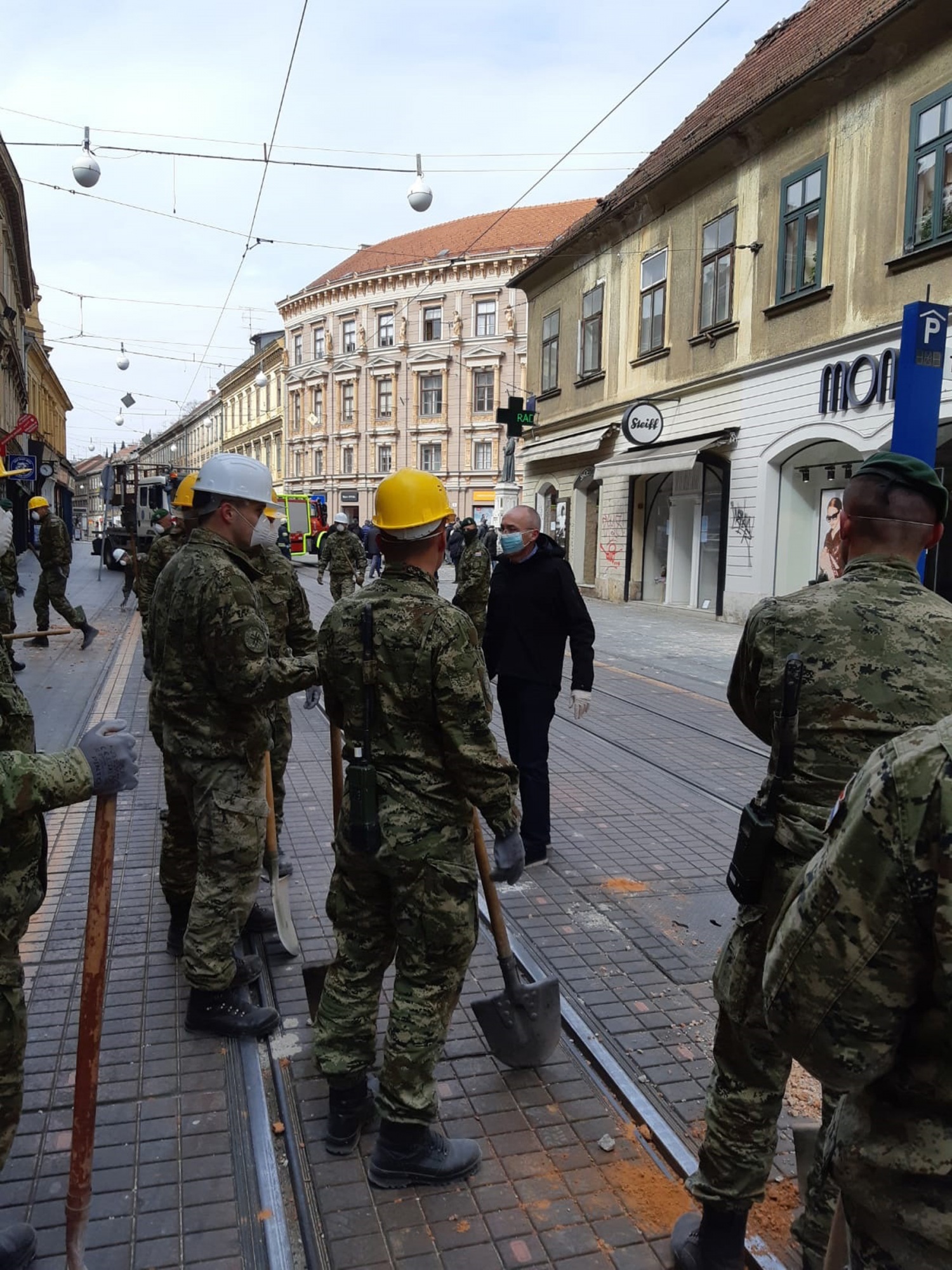 https://www.morh.hr/wp-content/gallery/hrvatska-vojska-u-pomoci-zagrebu-u-sanaciji-posljedica-potresa/20200322-potres-zg-03.jpg