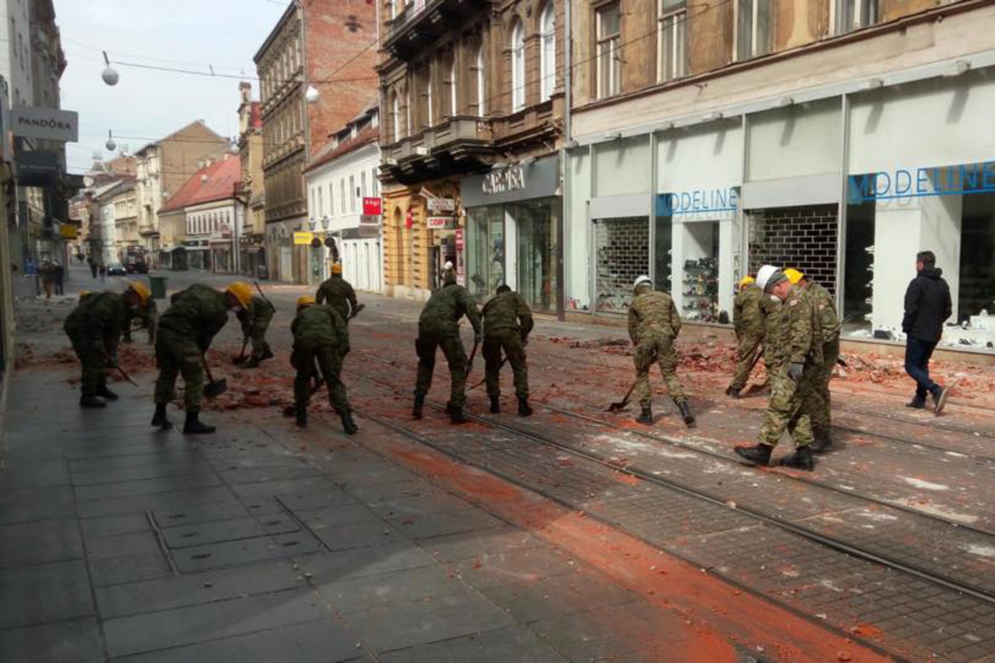 https://www.morh.hr/wp-content/gallery/hrvatska-vojska-u-pomoci-zagrebu-u-sanaciji-posljedica-potresa/20200322-potres-zg-06.jpg