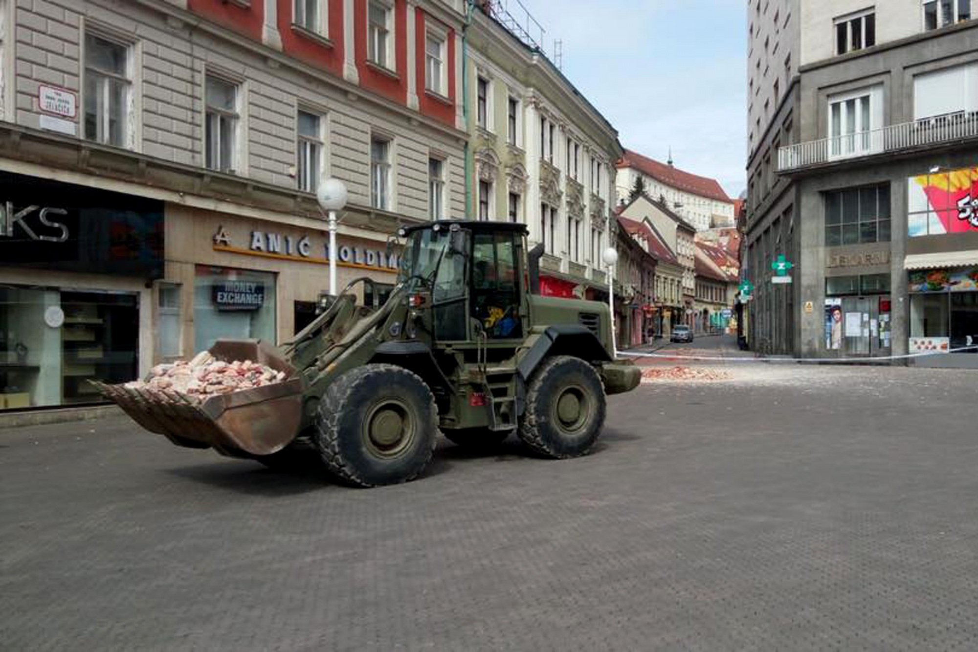 https://www.morh.hr/wp-content/gallery/hrvatska-vojska-u-pomoci-zagrebu-u-sanaciji-posljedica-potresa/20200322-potres-zg-07.jpg