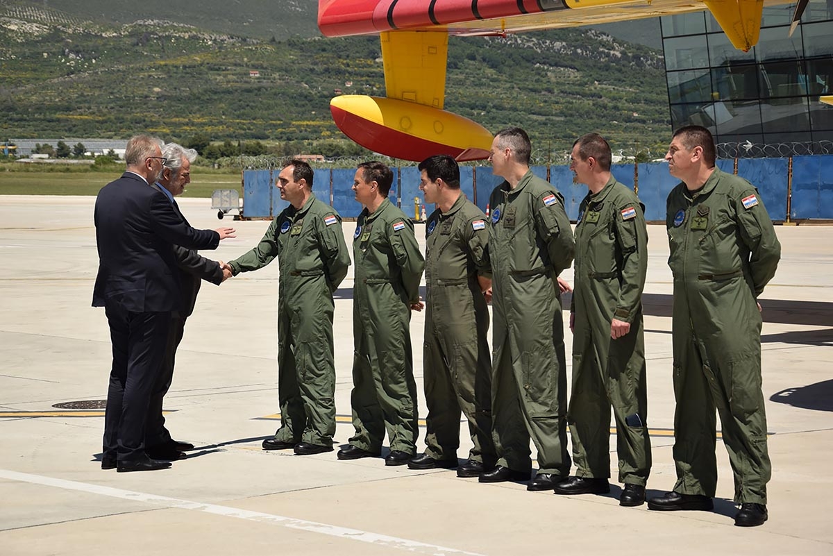 https://www.morh.hr/wp-content/gallery/hrvatski-canadairi-ukljucuju-se-u-resceu-snage-za-gasenje-pozara/resceu_23052019_10.jpg