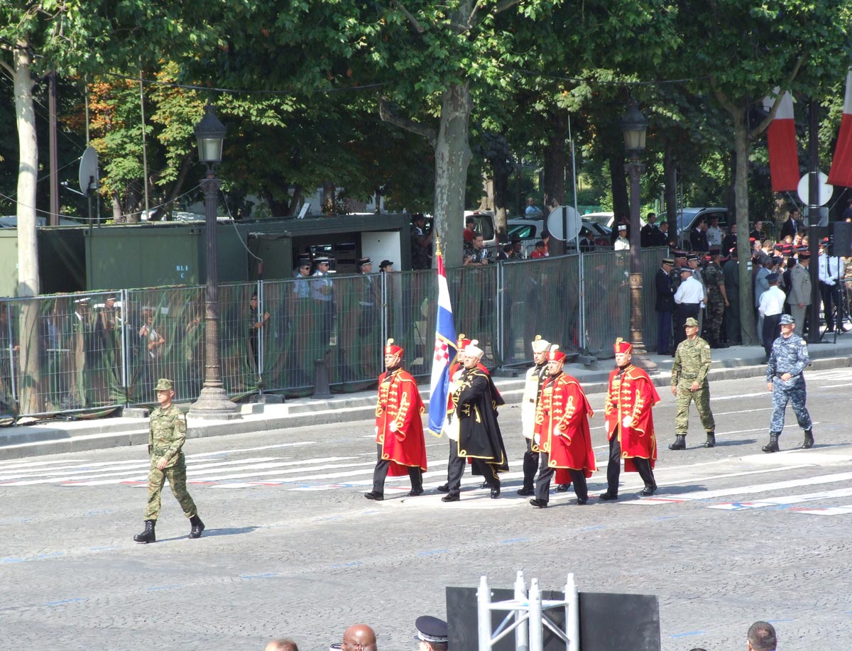 https://www.morh.hr/wp-content/gallery/hrvatski-vojnici-na-francuskom-vojnom-mimohodu/mimohod_14072013_3.jpg