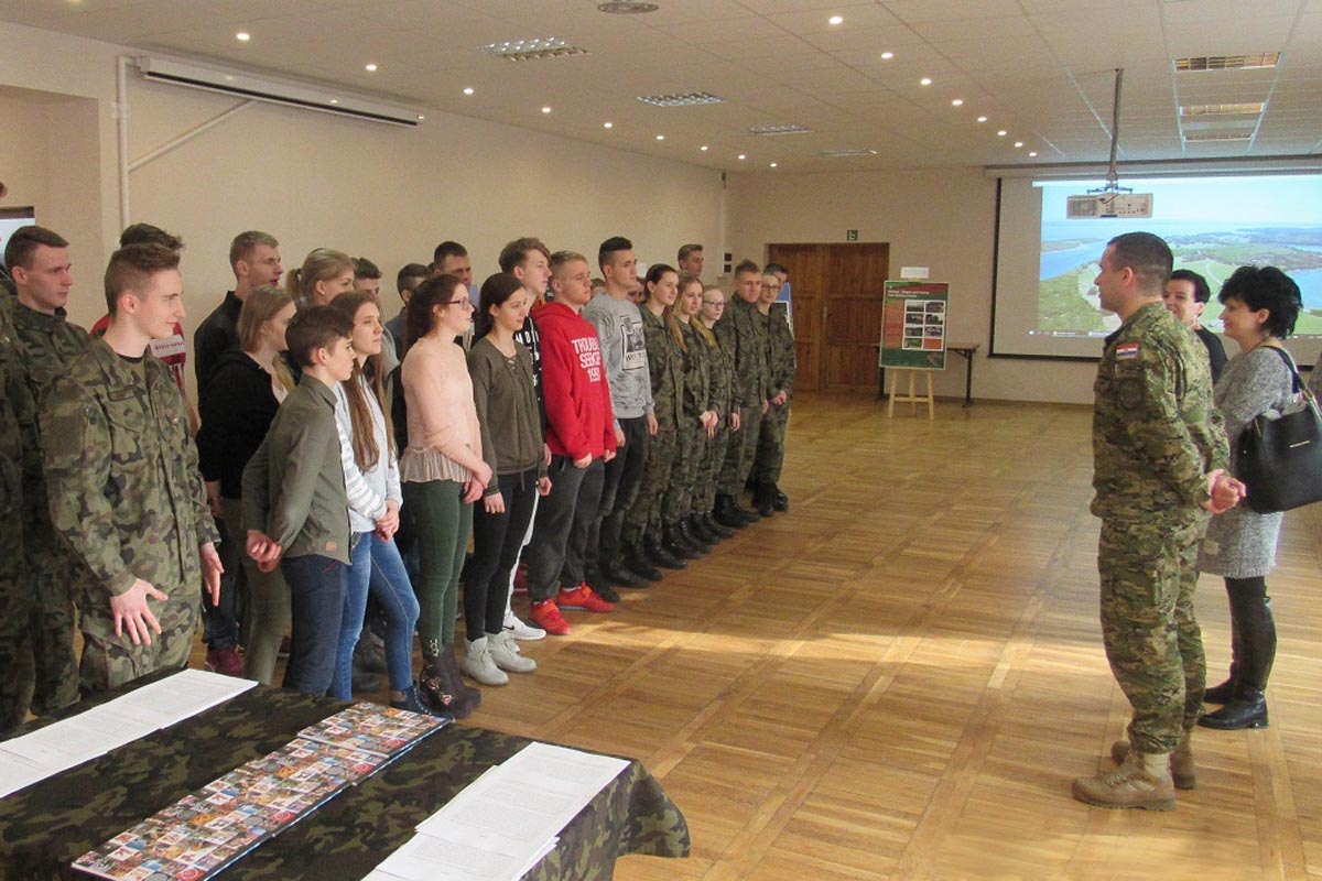 https://www.morh.hr/wp-content/gallery/hrvatski-vojnici-na-tjednu-hrvatske-kulture-u-gizyckom-u-poljskoj/poljska_16022018_02.jpg