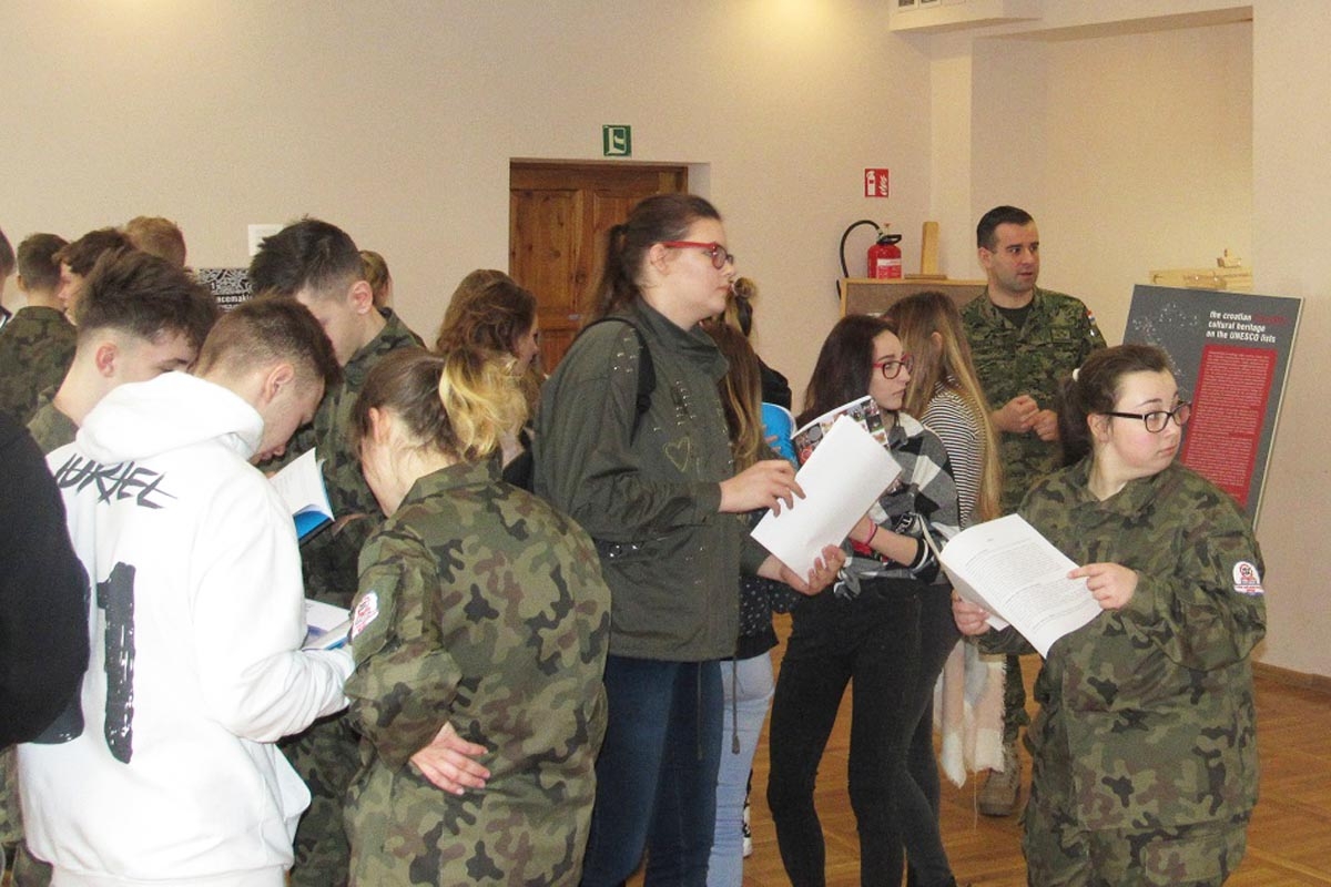 https://www.morh.hr/wp-content/gallery/hrvatski-vojnici-na-tjednu-hrvatske-kulture-u-gizyckom-u-poljskoj/poljska_16022018_03.jpg