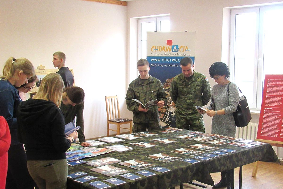 https://www.morh.hr/wp-content/gallery/hrvatski-vojnici-na-tjednu-hrvatske-kulture-u-gizyckom-u-poljskoj/poljska_16022018_05.jpg