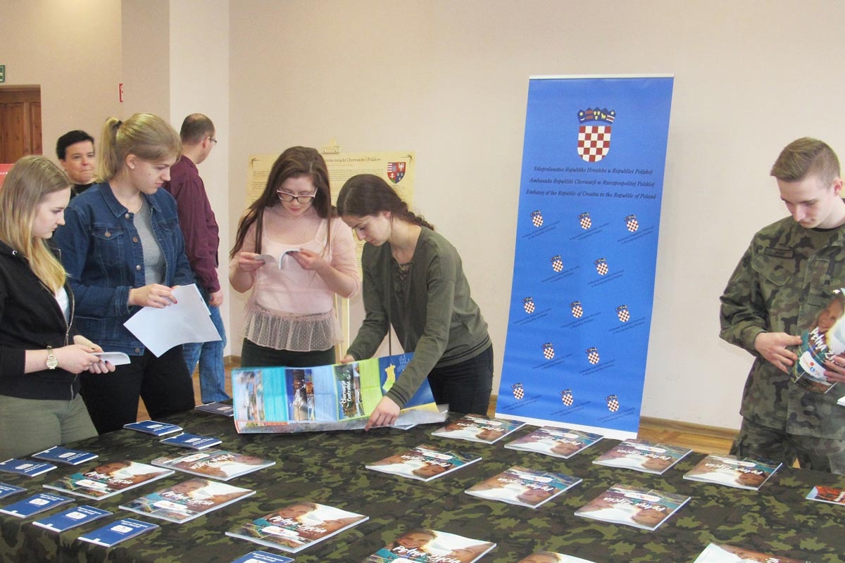 https://www.morh.hr/wp-content/gallery/hrvatski-vojnici-na-tjednu-hrvatske-kulture-u-gizyckom-u-poljskoj/poljska_16022018_06.jpg