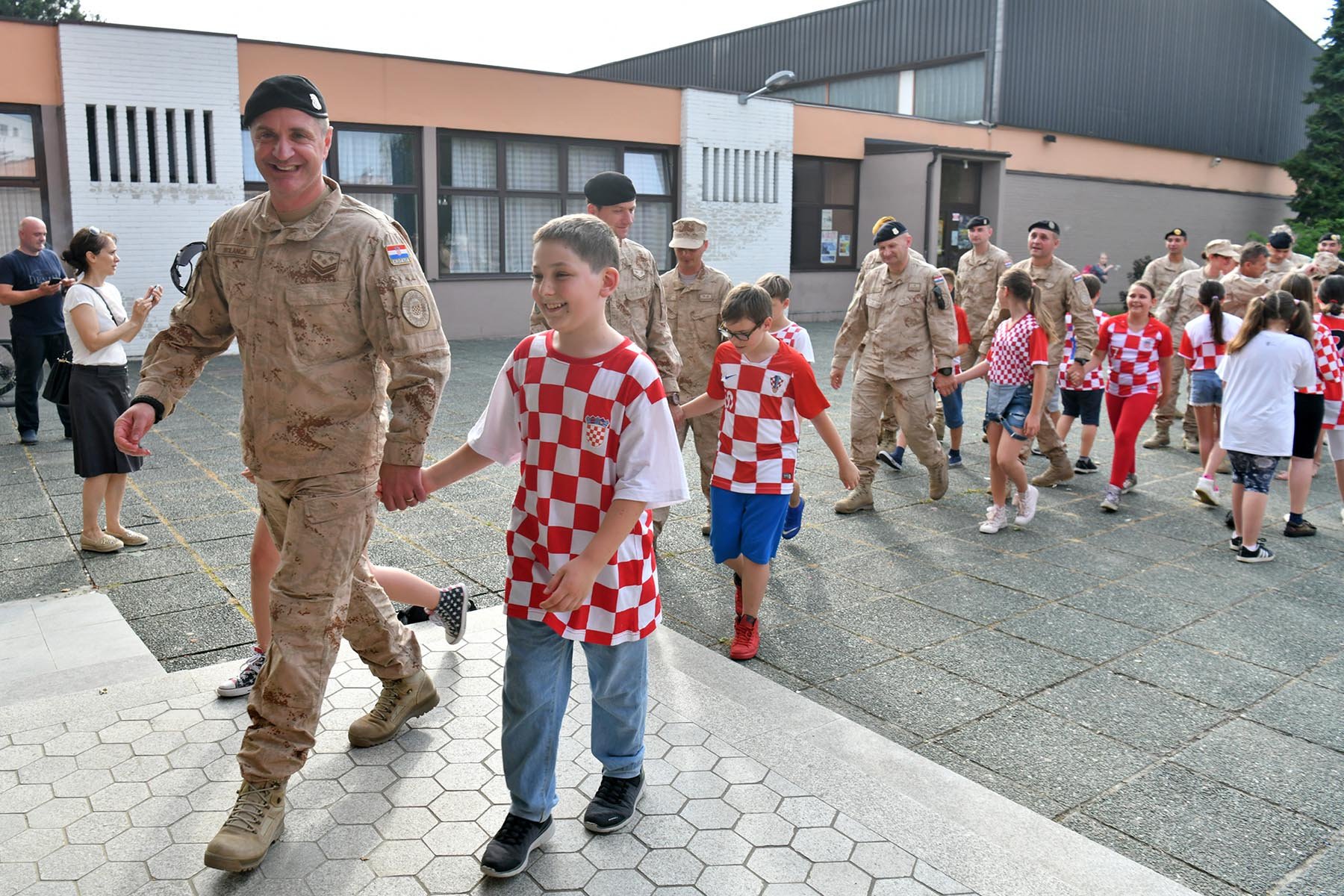 https://www.morh.hr/wp-content/gallery/hrvatski-vojnici-posjetili-velikogoricke-osnovnoskolce/hrvatska_vojska_os_nikole_hribara_12062019_03.jpg