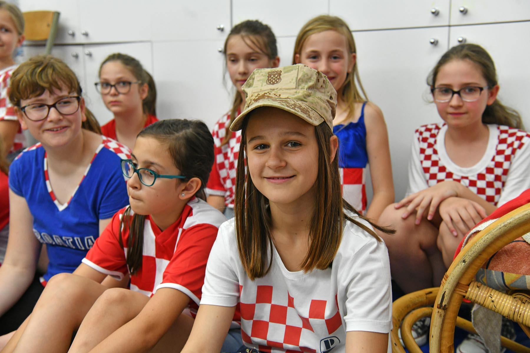 https://www.morh.hr/wp-content/gallery/hrvatski-vojnici-posjetili-velikogoricke-osnovnoskolce/hrvatska_vojska_os_nikole_hribara_12062019_07.jpg