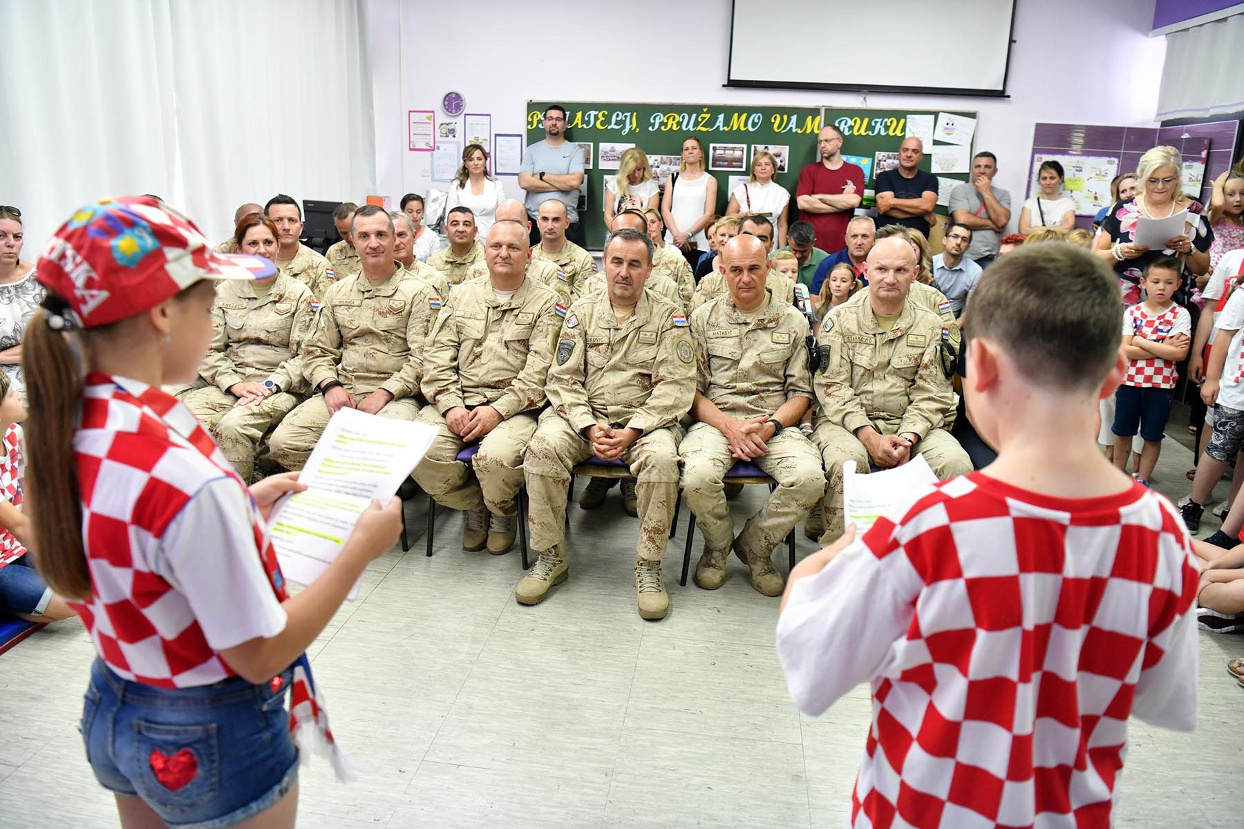 https://www.morh.hr/wp-content/gallery/hrvatski-vojnici-posjetili-velikogoricke-osnovnoskolce/hrvatska_vojska_os_nikole_hribara_12062019_10.jpg