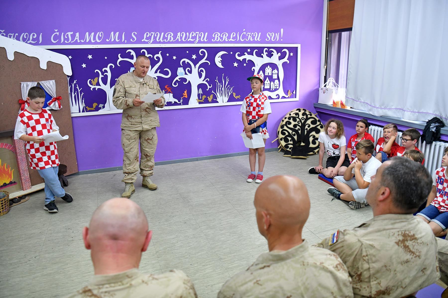 https://www.morh.hr/wp-content/gallery/hrvatski-vojnici-posjetili-velikogoricke-osnovnoskolce/hrvatska_vojska_os_nikole_hribara_12062019_15.jpg