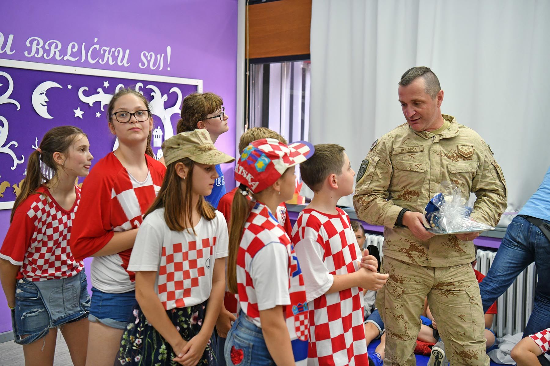 https://www.morh.hr/wp-content/gallery/hrvatski-vojnici-posjetili-velikogoricke-osnovnoskolce/hrvatska_vojska_os_nikole_hribara_12062019_26.jpg