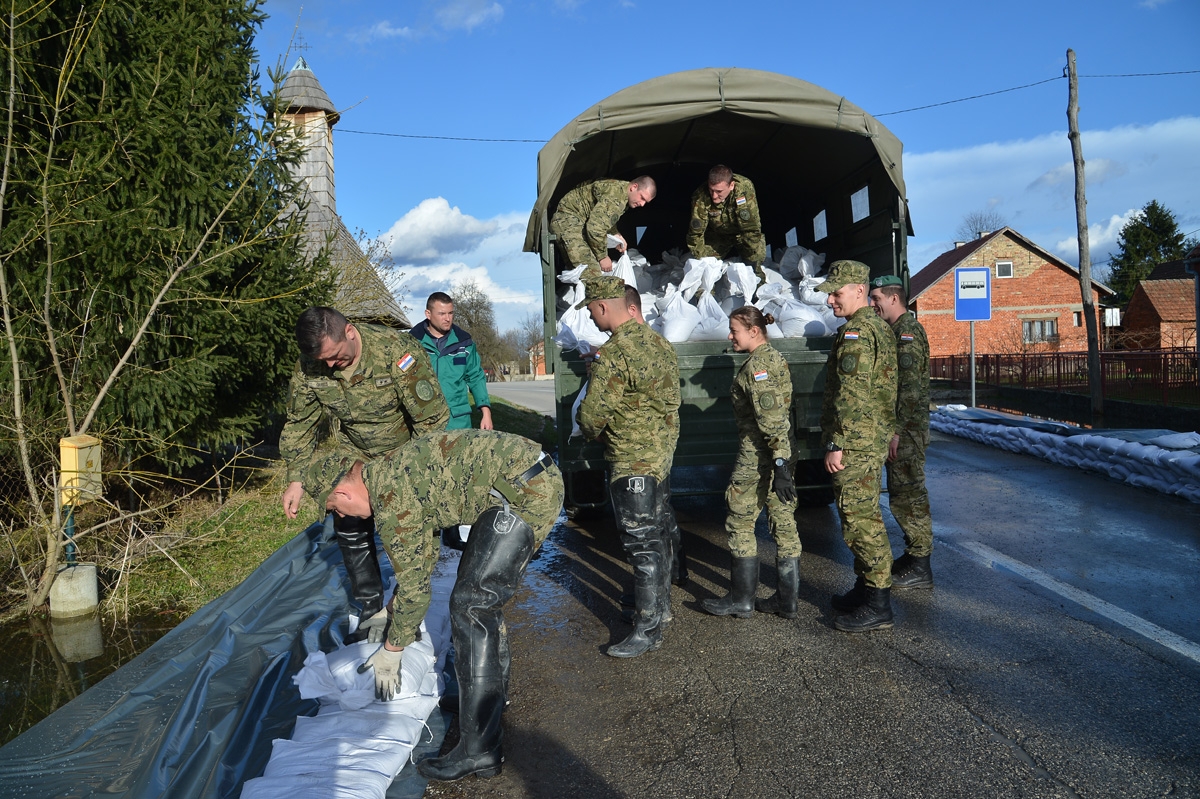 https://www.morh.hr/wp-content/gallery/hrvatski-vojnici-spasili-mjestanina-letovanica-od-utapanja/letovanic_staro_selo_brod_14032018_11.jpg