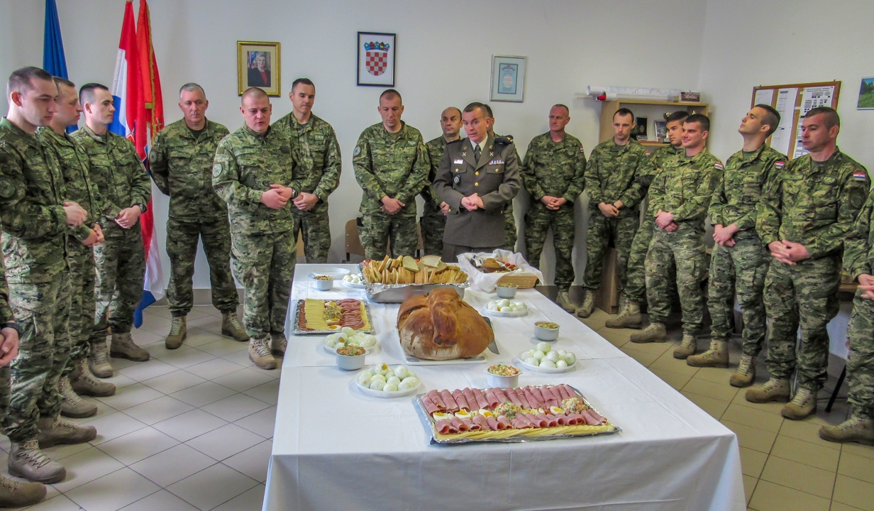 https://www.morh.hr/wp-content/gallery/hrvatski-vojnici-u-poljskoj-proslavili-uskrs/hrvatska_vojska_uskrs_u_poljskoj_3hrvcon_210419_12.jpg