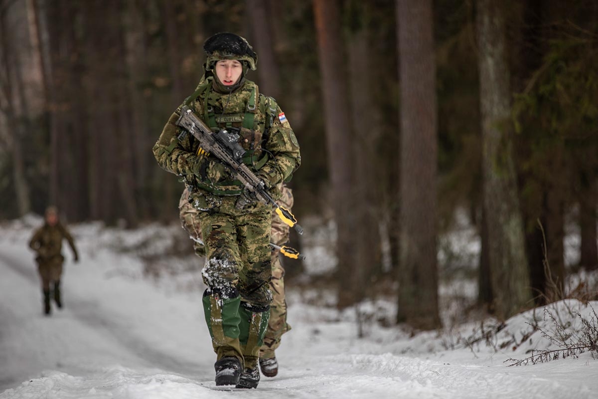 https://www.morh.hr/wp-content/gallery/hrvatski-vojnik-najbolji-polaznik-pnco-tecaja-u-poljskoj/3_hrvcon_vjezba_vatrena_potpora_poljska_010219_05.jpg