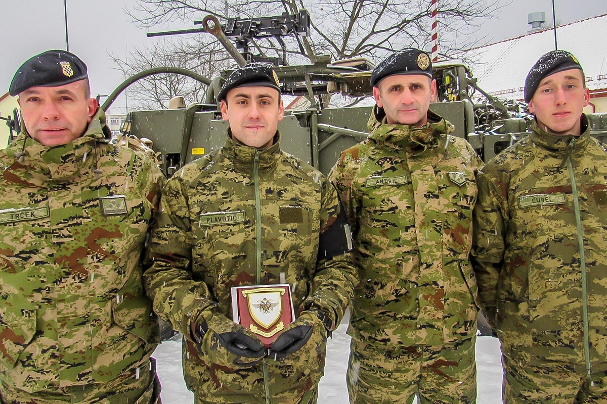 https://www.morh.hr/wp-content/gallery/hrvatski-vojnik-najbolji-polaznik-pnco-tecaja-u-poljskoj/3_hrvcon_vjezba_vatrena_potpora_poljska_010219_11.jpg