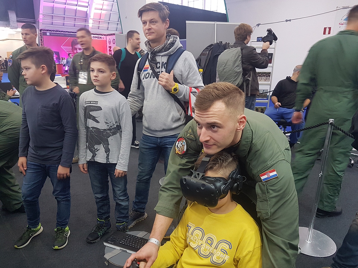 https://www.morh.hr/wp-content/gallery/hrvatsko-ratno-zrakoplovstvo-sudjeluje-na-infogamer-sajmu/info_gamer_1112019_22.jpg