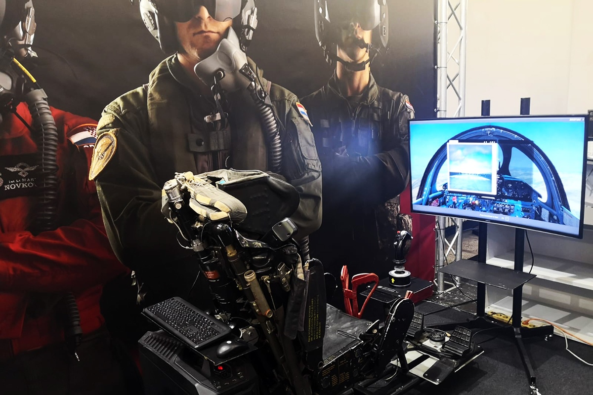 https://www.morh.hr/wp-content/gallery/hrvatsko-ratno-zrakoplovstvo-sudjeluje-na-infogamer-sajmu/info_gamer_1112019_24.jpg
