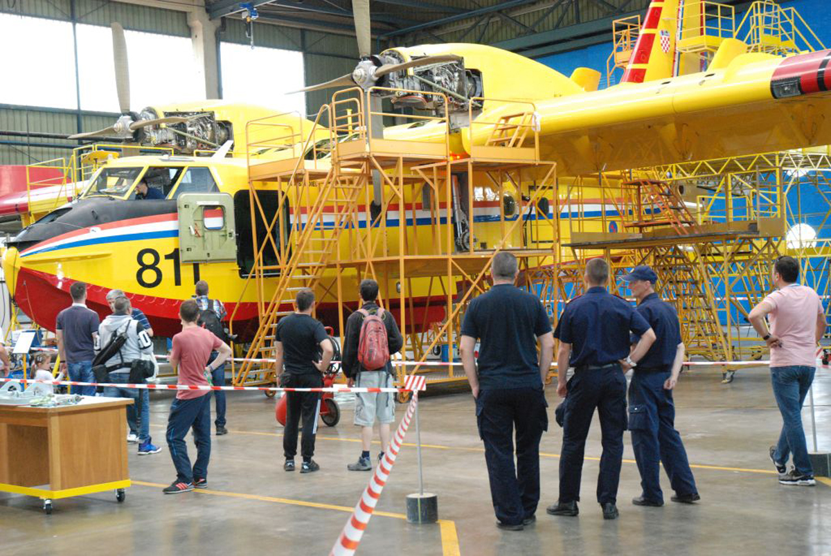 https://www.morh.hr/wp-content/gallery/hrz-i-pzo-na-zrakoplovnom-danu-u-velikoj-gorici-airvg2017/hrz_13052017_05.jpg