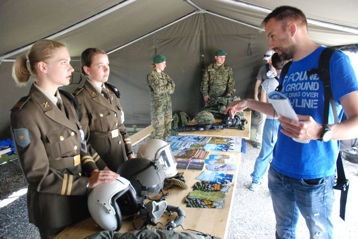 https://www.morh.hr/wp-content/gallery/hrz-i-pzo-na-zrakoplovnom-danu-u-velikoj-gorici-airvg2017/hrz_13052017_07.jpg