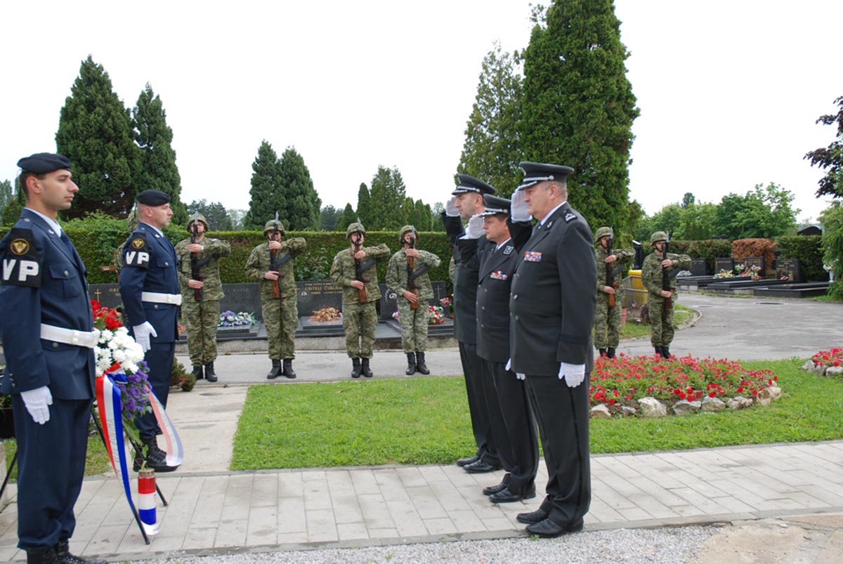 https://www.morh.hr/wp-content/gallery/hrz-i-pzo-obiljeili-dan-oruanih-snaga-rh/hrz_27052013_03.jpg