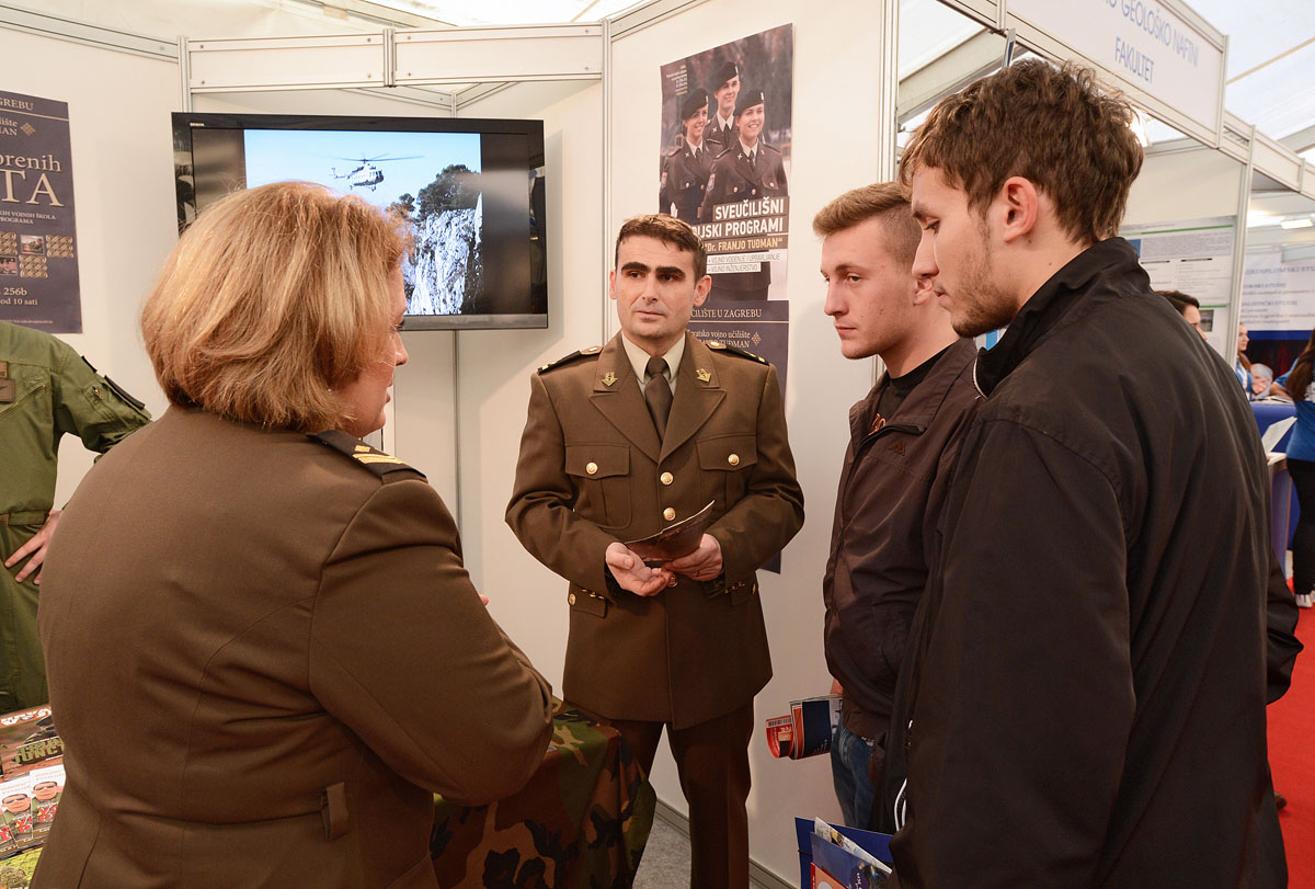 https://www.morh.hr/wp-content/gallery/hvu-na-smotri-sveucilista-u-zagrebu/sajam_stipendija_13112015_6.jpg