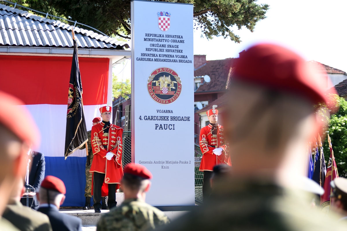 https://www.morh.hr/wp-content/gallery/imenovana-vojarna-4-gardijske-brigade-pauci-u-kninu/puci_knin_11042019_03.jpg