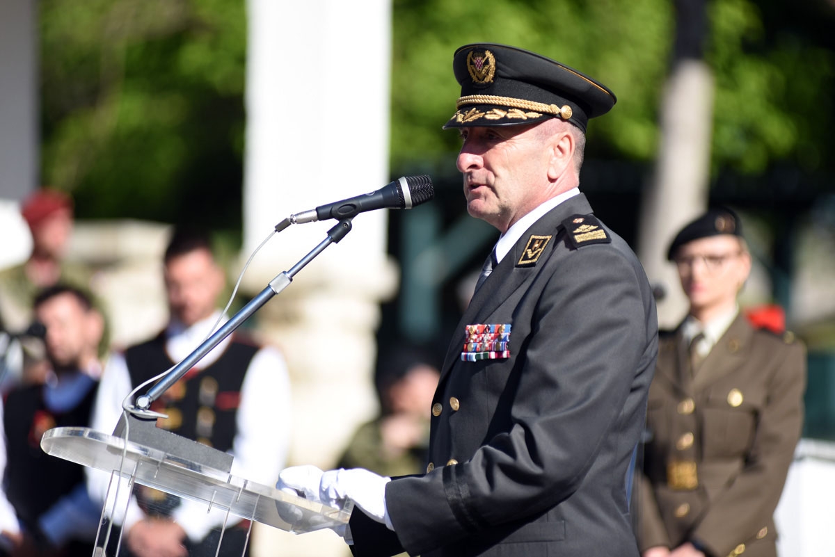 https://www.morh.hr/wp-content/gallery/imenovana-vojarna-4-gardijske-brigade-pauci-u-kninu/puci_knin_11042019_06.jpg