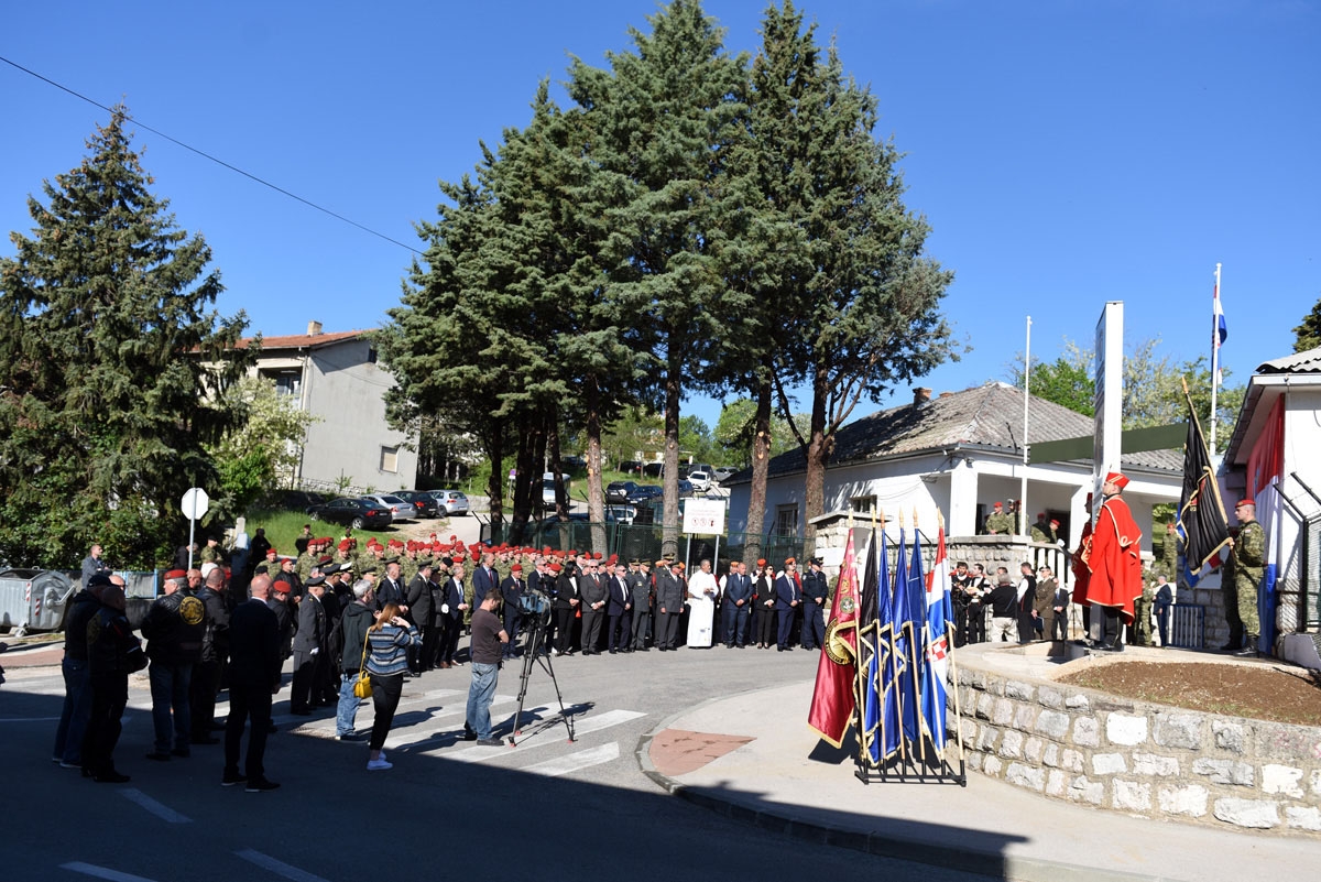 https://www.morh.hr/wp-content/gallery/imenovana-vojarna-4-gardijske-brigade-pauci-u-kninu/puci_knin_11042019_10.jpg