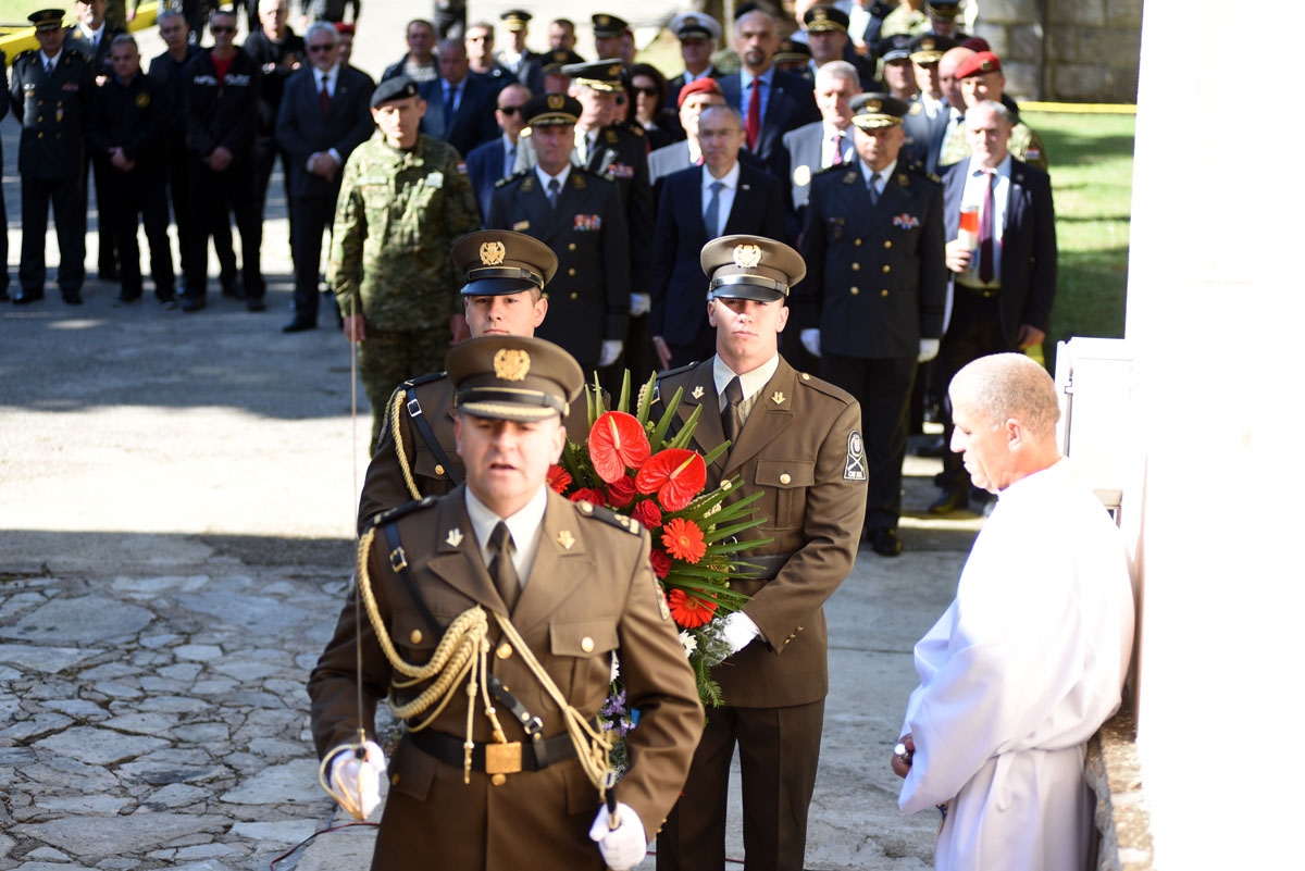 https://www.morh.hr/wp-content/gallery/imenovana-vojarna-4-gardijske-brigade-pauci-u-kninu/puci_knin_11042019_15.jpg