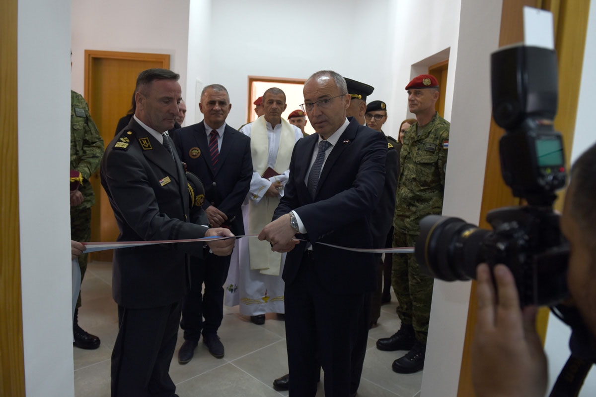 https://www.morh.hr/wp-content/gallery/imenovana-vojarna-4-gardijske-brigade-pauci-u-kninu/puci_knin_11042019_19.jpg