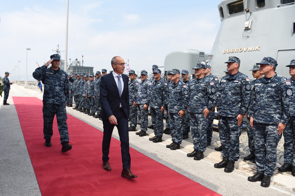 https://www.morh.hr/wp-content/gallery/ispracen-2-hrvcon-u-nato-ovu-operaciju-potpore-miru-sea-guardian/2_hrvcon_ispracaj_sea_guardian_hrm_190719_03.jpg