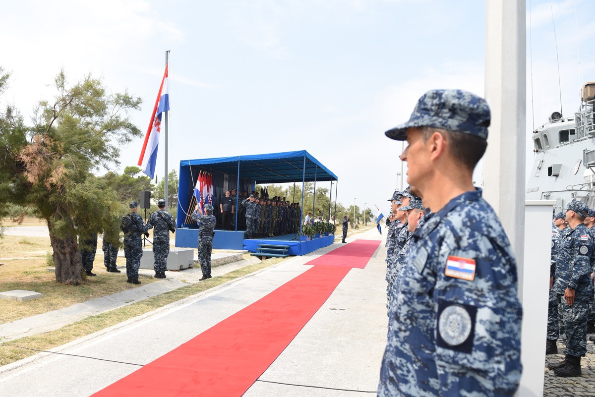 https://www.morh.hr/wp-content/gallery/ispracen-2-hrvcon-u-nato-ovu-operaciju-potpore-miru-sea-guardian/2_hrvcon_ispracaj_sea_guardian_hrm_190719_04.jpg